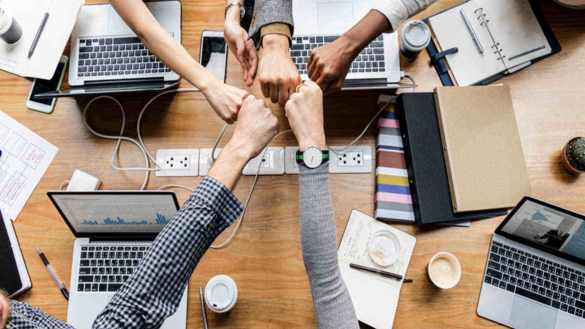 Equipe do escritório trabalhando em conjunto